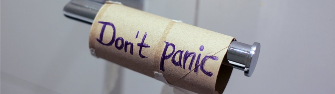 Leere Toilettenpapierrolle mit der Aufschrift Don't Panic – Symbolbild für Agoraphobie-Therapie in Berlin